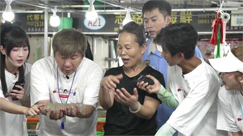 胡瓜現身富基漁港開吃！楊繡惠、董至成互相搶食