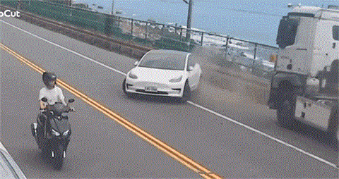 快新聞／宜蘭聯結車疑爆胎撞5車「掉軌道旁」　台鐵福隆=大里下午恢復通行