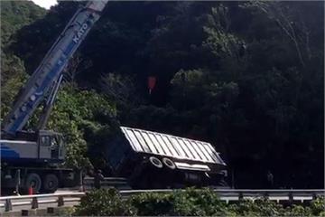 台東曳引車翻到對向車道 車上2人幸輕傷