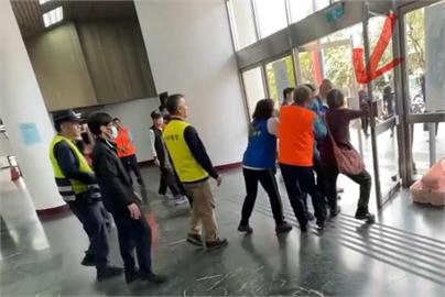 快新聞／粗暴架離「葉霸」下場曝　國民黨花蓮副主委涉《強制罪》1萬元交保