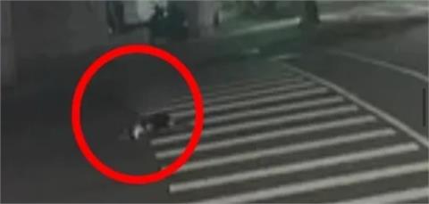 凌晨衝突後剛離警局！高雄男「突躺馬路遭輾斃」　畫面曝光