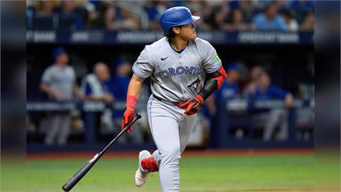 MLB(影)／岡本和真「核彈級」442英呎轟！突破24年障礙　創藍鳥新人新紀錄