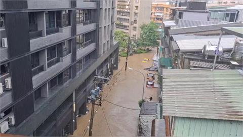 台北市內湖區金龍里上午傳出淹水災情，水深極深，淹沒路過計程車的引擎蓋。（圖／民視新聞翻攝）
