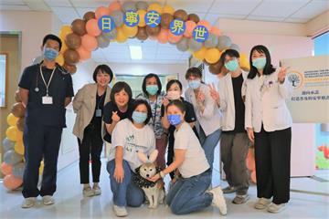 桃園醫院響應世界安寧日 動物輔助、藝術治療暖心陪伴病患