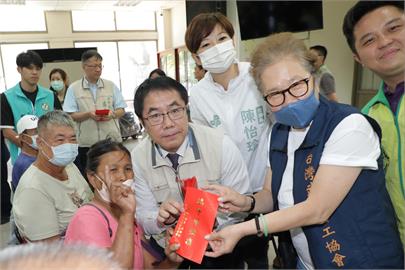 「同舟共渡 粽香暖心」慶端午  黃偉哲提前為街友送暖