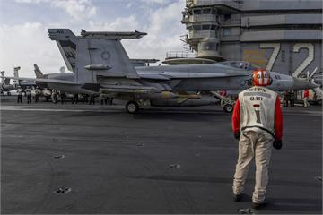 美軍F/A-18戰機20公厘機砲狂掃　阿曼灣打殘闖關伊朗油輪