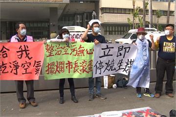 環團抗議想拿鞋丟花媽照片  警察阻撓爆發「搶拖鞋大戰」