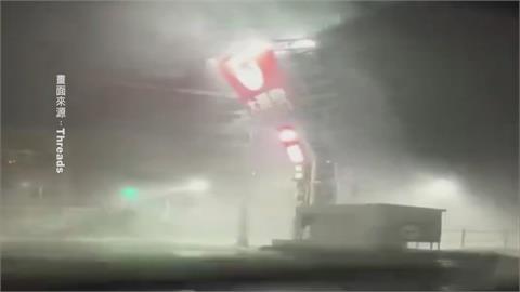台南大賣場巨型招牌遭吹斷 傳爆炸聲.火花四射