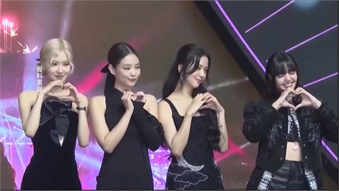 人氣天團BLACKPINK出道10年　驚傳女子持球桿砸YG娛樂大門