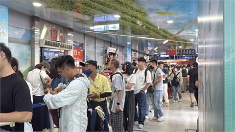 快新聞／連假首日塞爆！市府轉運站直擊「排隊貪食蛇」　人潮看不到盡頭