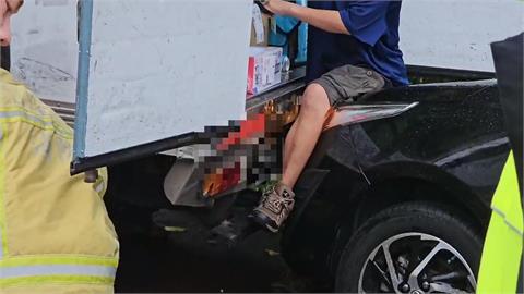 疑未拉手煞車！小貨車倒退嚕　女司機急跳開「腿仍遭夾」