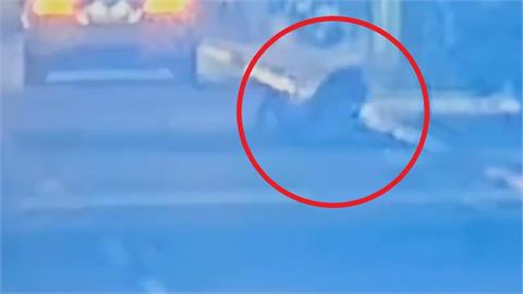 快新聞／斧頭幫再現？北市大安深夜「2男持斧頭砍人」　1嫌在逃中