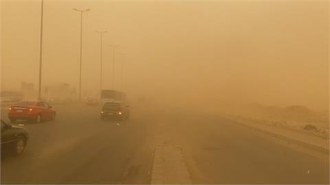 埃及首都刮強烈沙塵暴　吹垮大型看板至少壓死1人