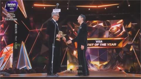 周潤發MAMA致詞哽咽率全場為逝者默哀 GD奪最大獎 牽手發哥領獎超害羞