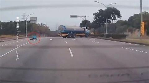驚險！疑煞車失靈　台中油罐車衝破分隔島「一路下滑」