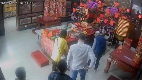 奇景！民眾參拜擲筊後「雙角立筊」　苗栗大埔福德祠廟方：建廟首次