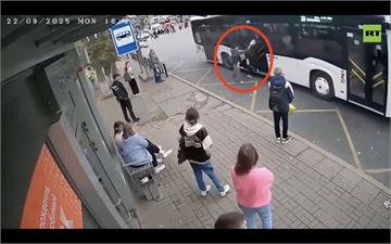 母崩潰拍車門狂追！俄5歲童仍遭拖行數公尺　驚悚畫面曝光