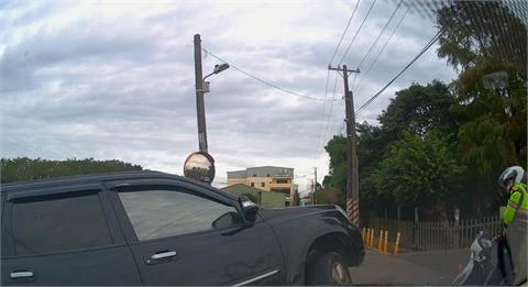掛假車牌心虛拒檢！通緝犯逃逸滑落田裡落網