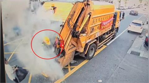 清潔隊：淋濕再丟！　香灰整袋扔垃圾車　清潔員慘遭粉塵吞噬