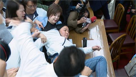 財劃法「3分鐘」闖關　藍綠爆衝突！陳玉珍被壓在桌上