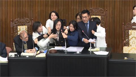 原民會修法藍綠衝突　陳瑩搶麥克風、伍麗華唱戰歌