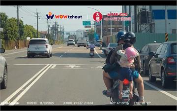 高雄驚現「真人背包」！夫妻四貼載童上路　孩懸空掛車外