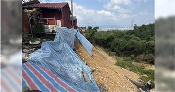 楊柳颱風逼近　彰化三合院前馬路崩成10層樓深大峽谷