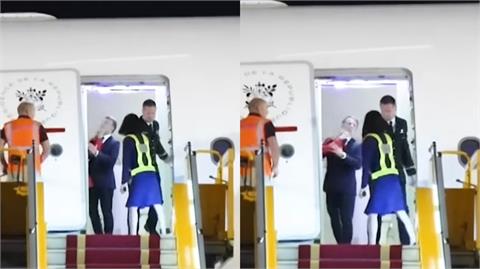 有影/總統下機「遭妻子當眾巴臉」影片流出!錯愕表情全被拍 本人親回應了