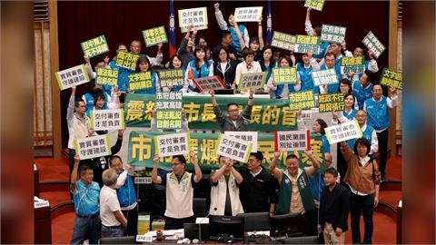 快新聞／陳其邁任內首次！高市府總預算吵翻天　藍議員霸占主席台議事一度中斷