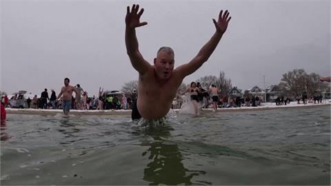 美國波士頓民眾寒風換泳裝　衝４度海水挑戰自我慶新年