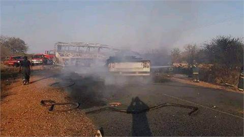 快新聞／南非巴士、卡車相撞「車體燒到剩骨架」　至少20人身亡