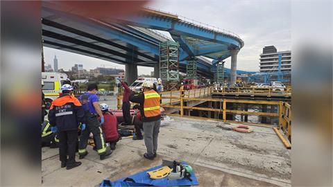 台北民權大橋驚傳工安事故！施工人員墜河　1傷1命危送醫