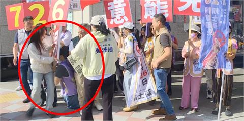 快新聞／文山退葆志工舉牌宣傳同意罷免　疑體力不支突然昏倒