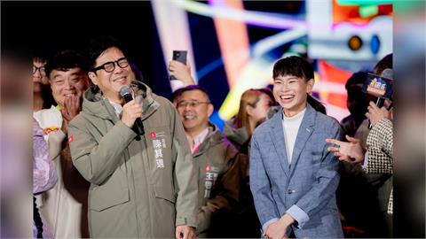 高雄跨年晚會吸30萬人 陳其邁攜手戴資穎驚喜現身倒數
