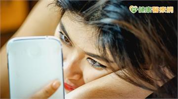 現代「鬥雞眼」危機！3C族久盯螢幕恐引發急性內斜視