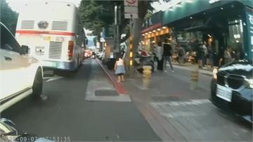 好危險！3歲童女衝上馬路 距離公車輪胎僅一步之遙
