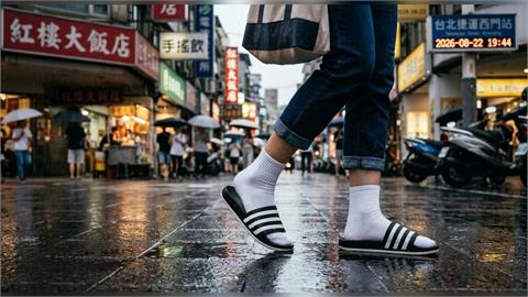 下雨天為何路上一堆人「穿拖鞋+襪子」？過來人曝真相：1原因寧願襪子濕掉