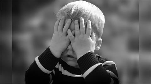 快新聞／下體劇痛不敢說...7歲童遭「繩綁侵犯」　母揪「1反常行為」揭恐怖經歷