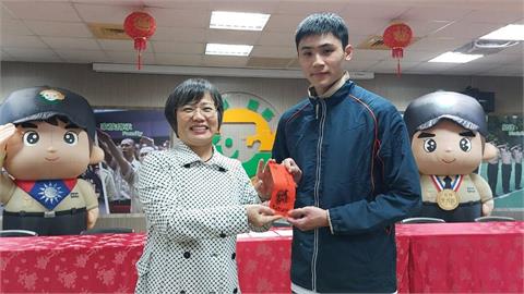 快新聞／保家衛國！劉世芳小年夜赴成功嶺視察　致贈替代役留守人員慰勞金