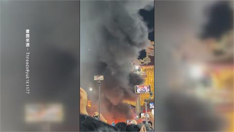 東港迎王七角頭赤腳過"五王火"   撒鹽降溫防燙傷