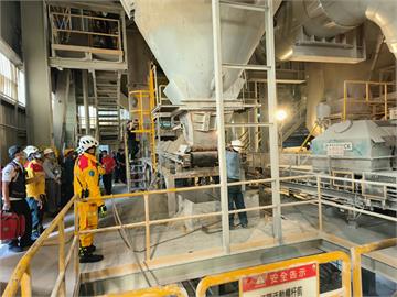 快新聞／高雄研磨廠「清桶作業」傳意外　1獲救、1搶救中