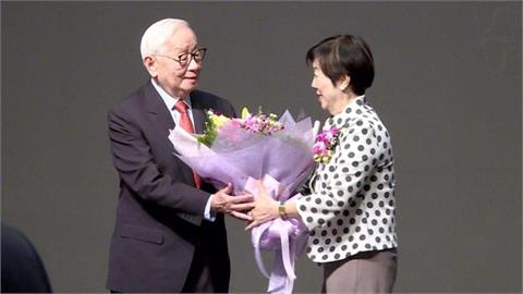 張忠謀夫婦七夕現身信義區！張淑芬緊貼照料「手提1物」約會地點疑露餡