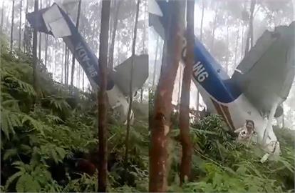 馬來西亞小飛機「機頭朝下」倒立卡地面　驚險畫面曝光