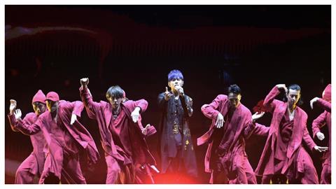 天王不是叫假的！周杰倫香港演唱會「後台超狂一幕」網看呆：眾星雲集