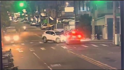 車禍對撞驚天巨響　消防隊員秒衝出幫忙