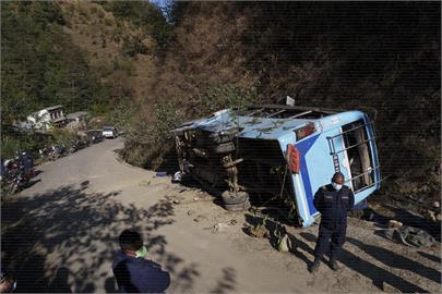 快新聞／尼泊爾「巴士撞山壁」事故！　至少17死、22傷