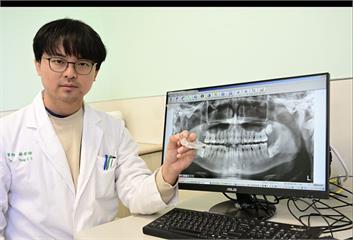 50歲闆娘牙齦萎縮、牙縫變大   竟是每晚「一行為」惹禍