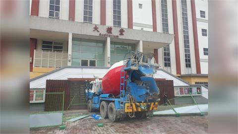 快新聞／世新大學大禮堂被撞畫面曝光！水泥車「疑手煞車異常」前擋風玻璃全碎