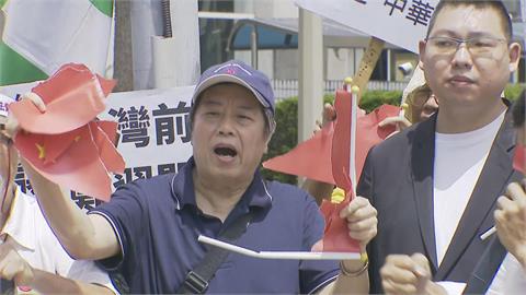 快新聞／中國「跨國鎮壓」惡法上路！台灣國赴藍黨部外抗議　當場撕毀五星旗