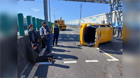 國一高雄聯結車擦撞車禍 計程車90度撞翻 4人輕傷